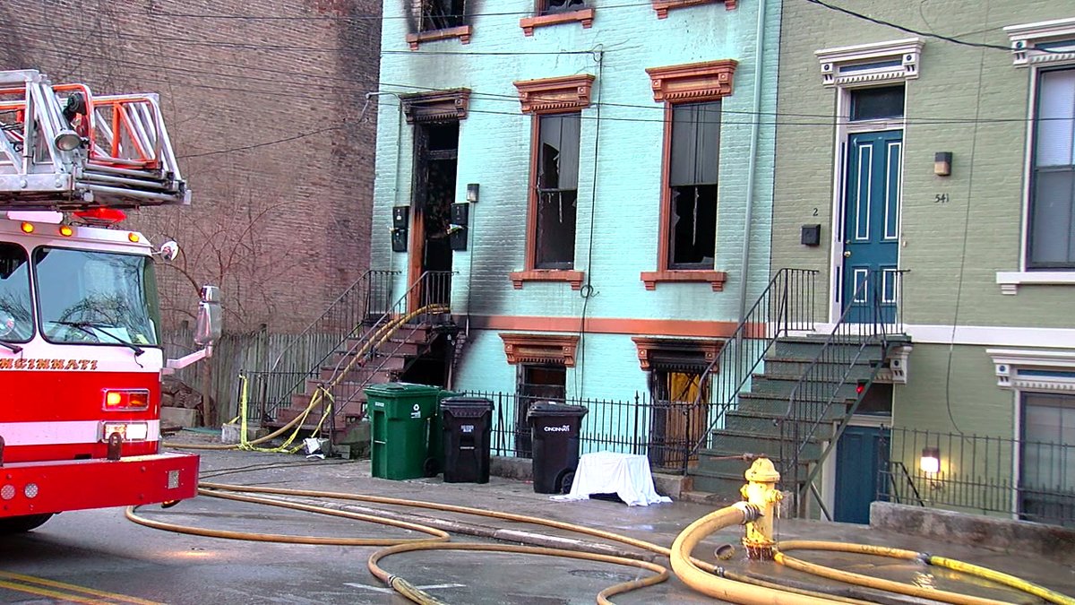 Cuatro personas tienen que encontrar otro lugar para quedarse después de que el fuego dañó sus apartamentos Fairview. Los bomberos fueron llamados al edificio en West McMicken, cerca de Ravine, a las 3:43 de la madrugada del viernes por la mañana