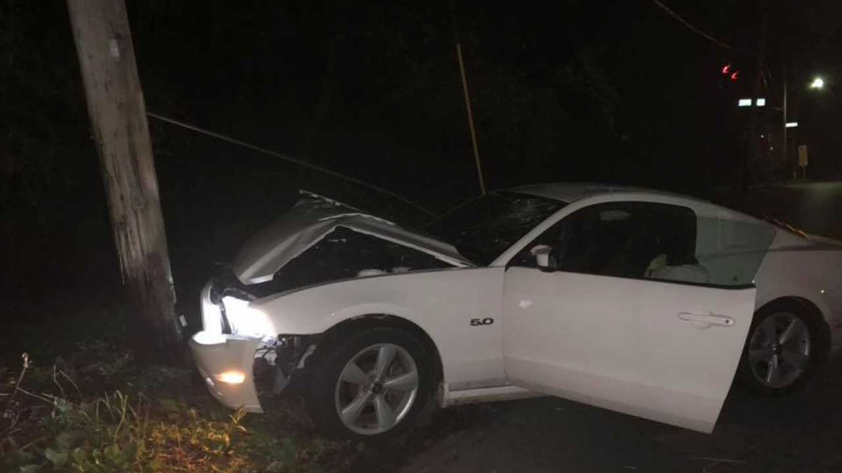 Driver crashes into pole in Youngstown then leaves scene