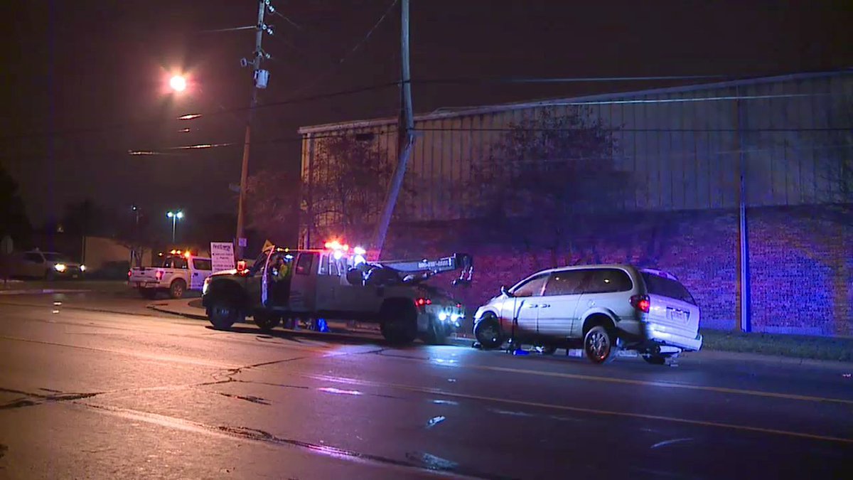 Driver takes off after hitting pole in Youngstown    