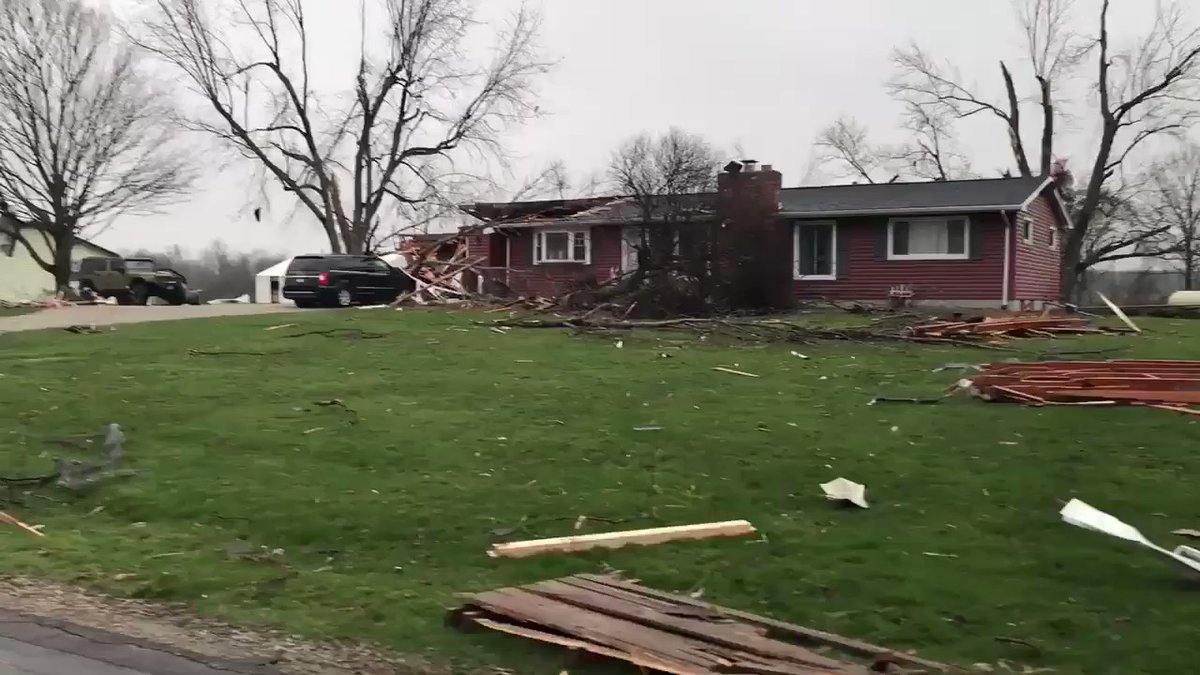 A tornado hit the city of Shelby, Ohio on April 14th. The damage is heavy, electricity is cut throughout the city. Fortunately there were no casualties. Clima Extremo 24 video