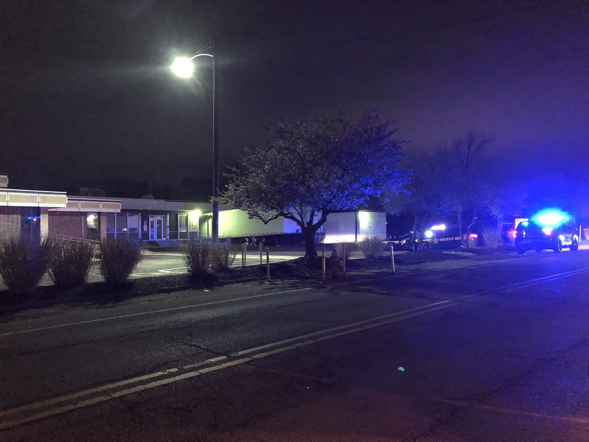 Hamilton Co sheriff's deputies and K9s on scene of business break in this AM. They're searching for 2 men. 1 who ran off, another who left in a silver minivan.