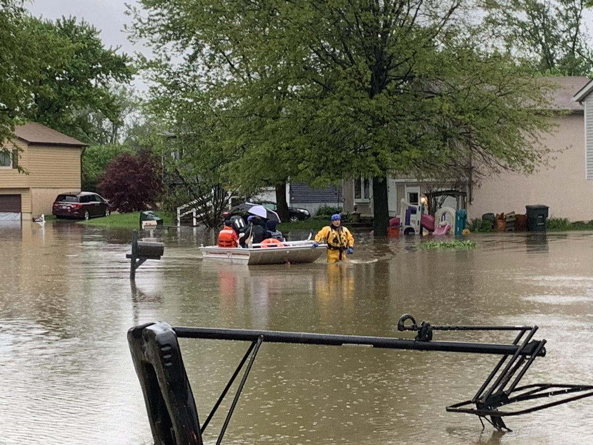 Water rescues continue along Stoneshead Ct & Stormcroft Ave.  @ColsFire deploying boats in waist-deep water. More than 40 people have opted to leave their homes. 