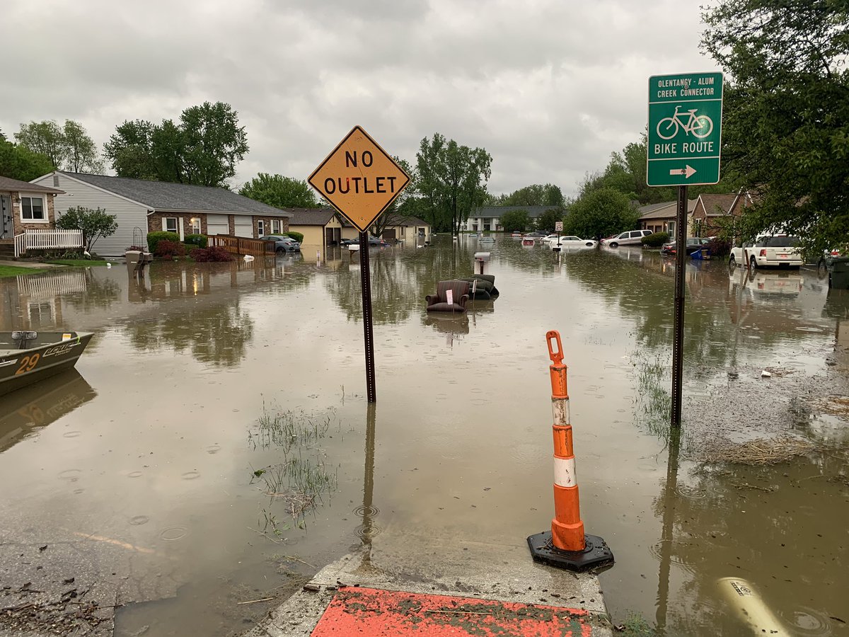Water rescues continue along Stoneshead Ct & Stormcroft Ave.  @ColsFire deploying boats in waist-deep water. More than 40 people have opted to leave their homes. 
