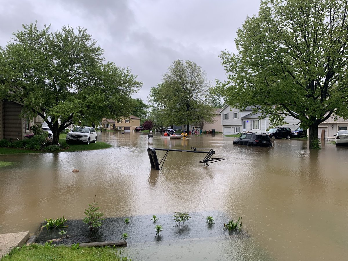 Water rescues continue along Stoneshead Ct & Stormcroft Ave.  @ColsFire deploying boats in waist-deep water. More than 40 people have opted to leave their homes. 