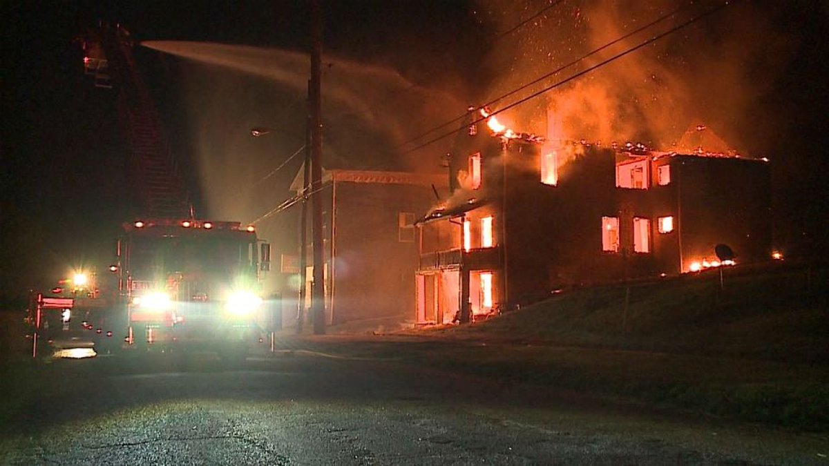 Youngstown crews battle early morning fire out to Waverly Avenue 