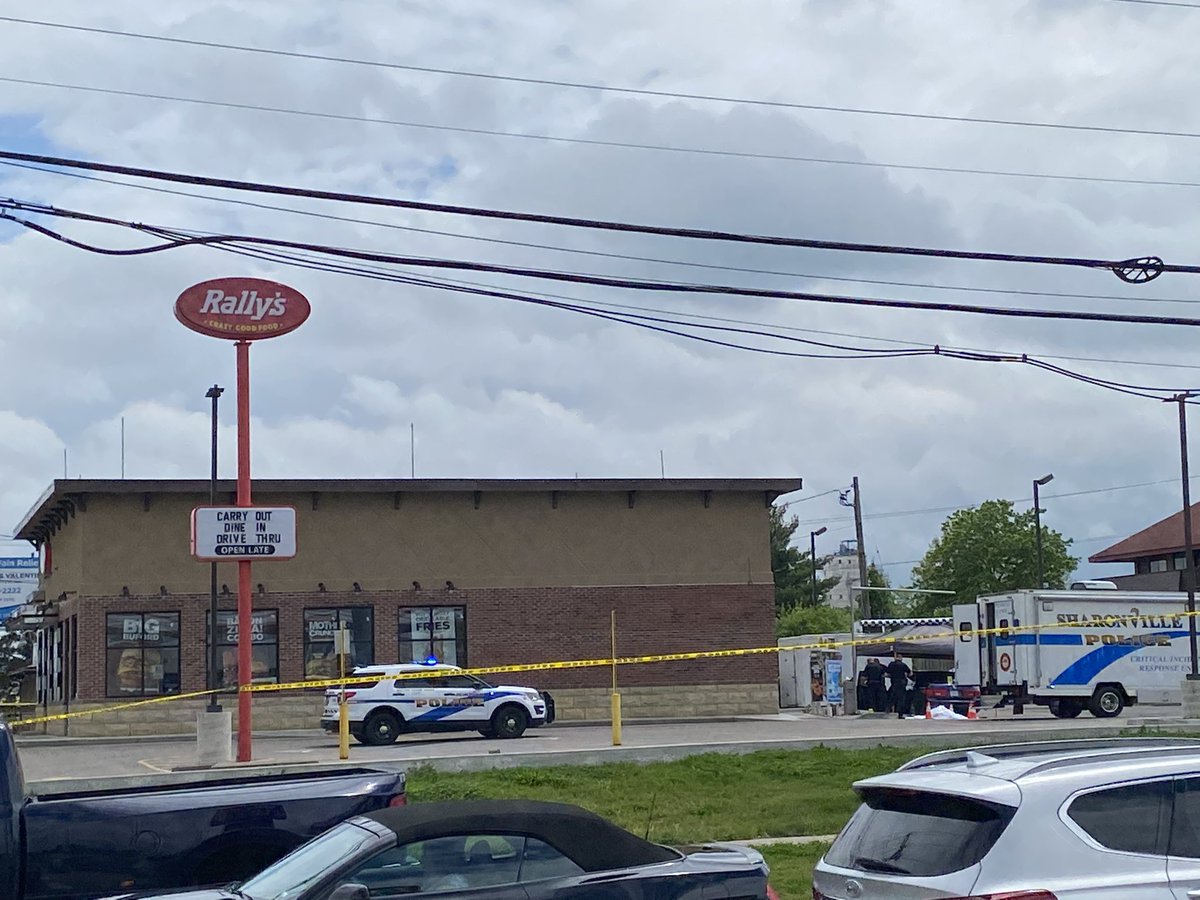 @SharonvillePD confirm one person is dead after being shot in this Rally's parking lot off of Sharon Rd. Police are still looking for shooter in a dark green late 90's Ford Thunderbird. Rear passenger window broken out. Ohio tags. Headed eastbound on Sharonville
