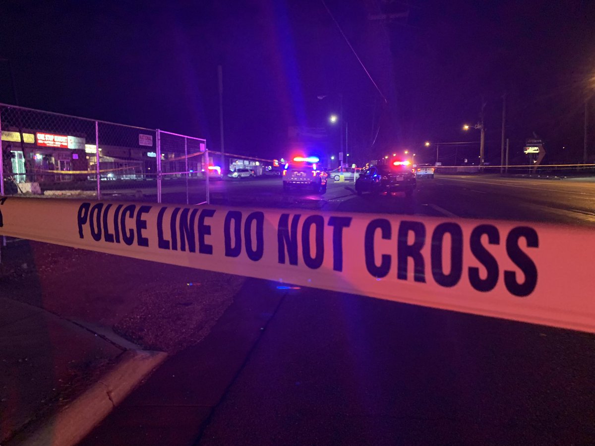 The investigation has shut down S. Hamilton Rd. at E. Livingston Ave.  @ColumbusPolice detectives haven't released details about anyone who was shot.  Same goes for suspect(s) information and any details about what led to the shooting.  