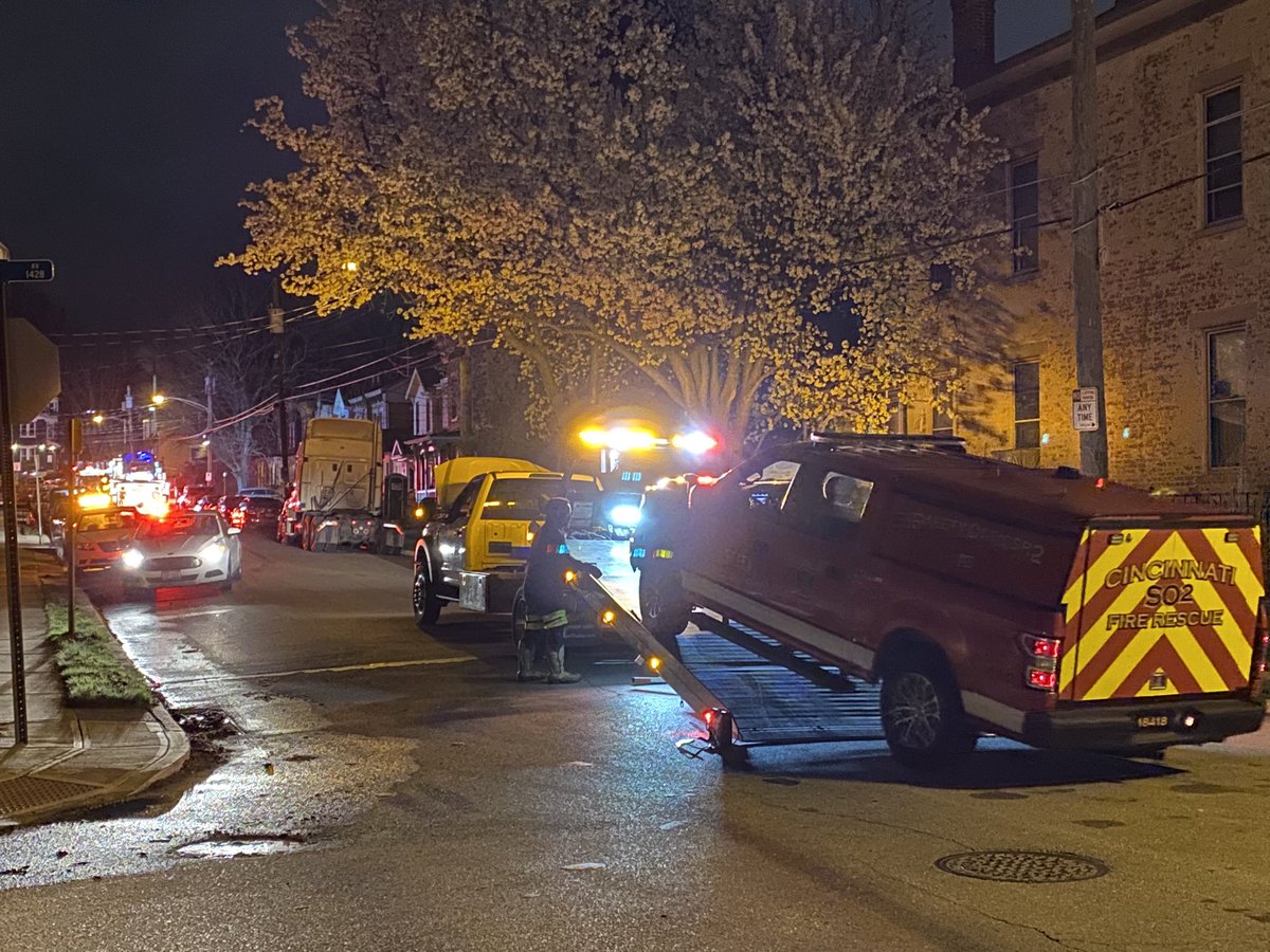 House fire this morning on Mad Anthony Street in Northside sends 2 firefighters to UC Medical Center according to @CincyFireEMS. One has minor injuries. Still awaiting word on the other firefighter's condition. 