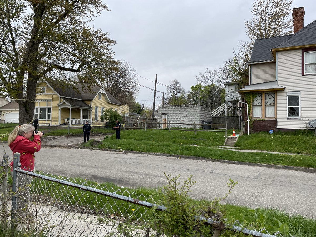 Toledo Police investigating a shooting on Yates Street near Lagrange
