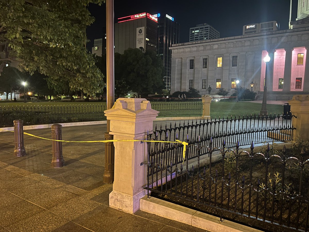 @ColumbusPolice & @OSHP on scene of a deadly shooting outside the Ohio Statehouse. A lot of lawn is blocked off as investigation is happening.  Columbus Police say one person killed