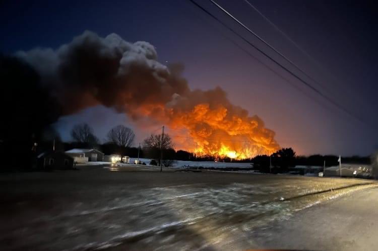 More pictures of a major fire burning. The result of a derailment tonight in East Palestine, OH.  Hazmat responding and police in East Palestine evacuating residents reportedly from about a one-mile radius of that fire