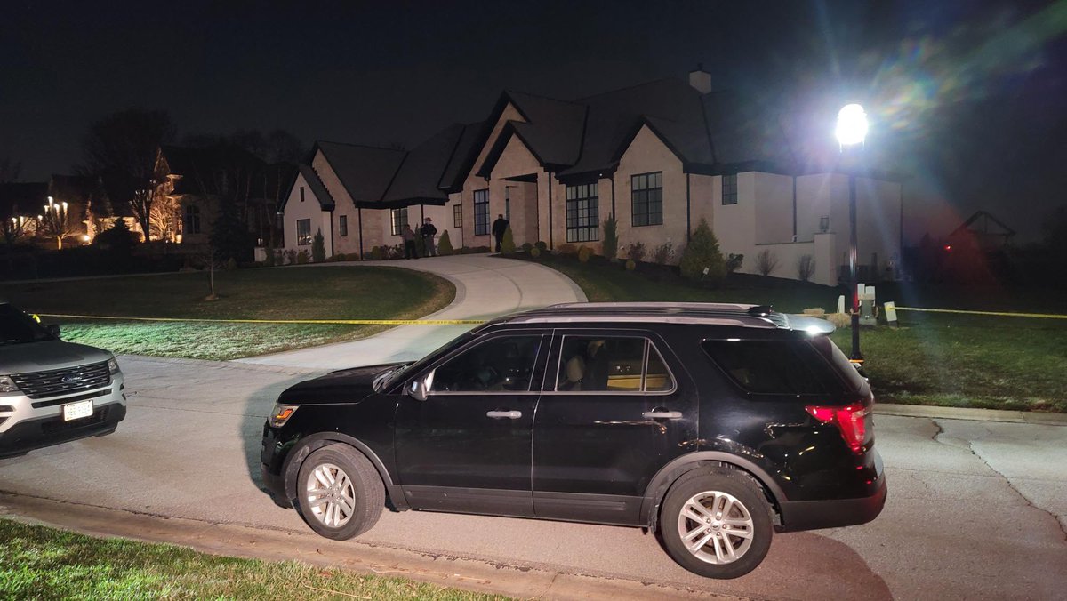 Hamilton County Sheriff's deputies are investigating a shooting in the 7900 block of Ayers Road in Anderson Township. Happened around 8:30pm. Deputies say a juvenile was taken to the hospital with minor injuries