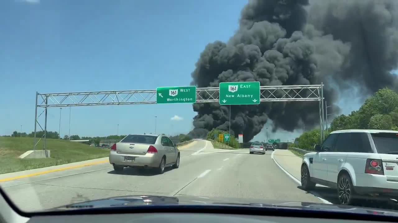 BÜYÜK ÇARPIŞMA - COLUMBUS OHIO ÜZERİNDE SİYAH DUMANLAR YÜKSELDİ. 161 yakınlarında I‑270 Güney'de olay. Kalın siyah duman gökyüzünü dolduruyor