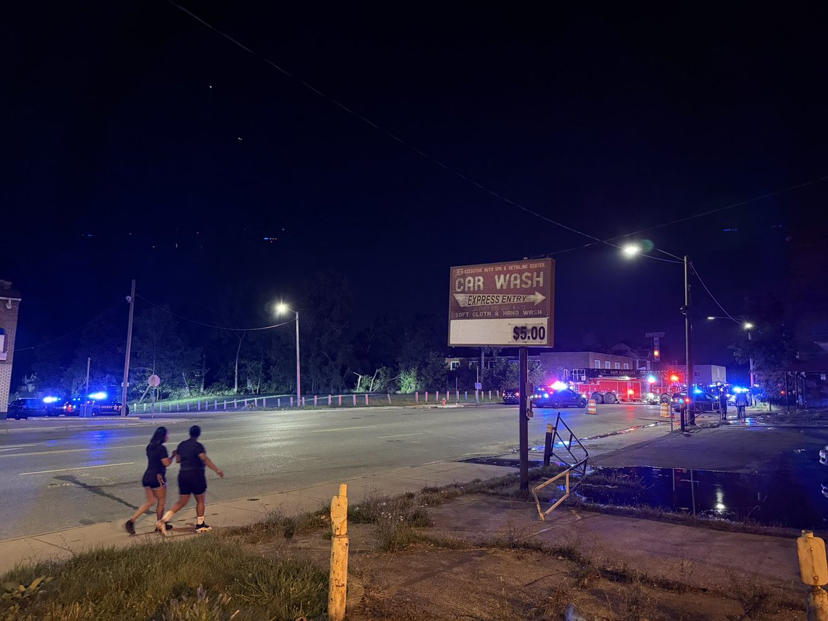 secondary scene just around the corner from the original crime scene. Most officers on the perimeter took off down here. Very tense situation. Radio traffic seems to indicate another officer has been shot but once again this is unconfirmed radio traffic. 